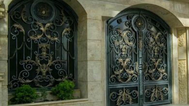درب حیاط آهنی خاکستری با قفل برجسته در زاهدان