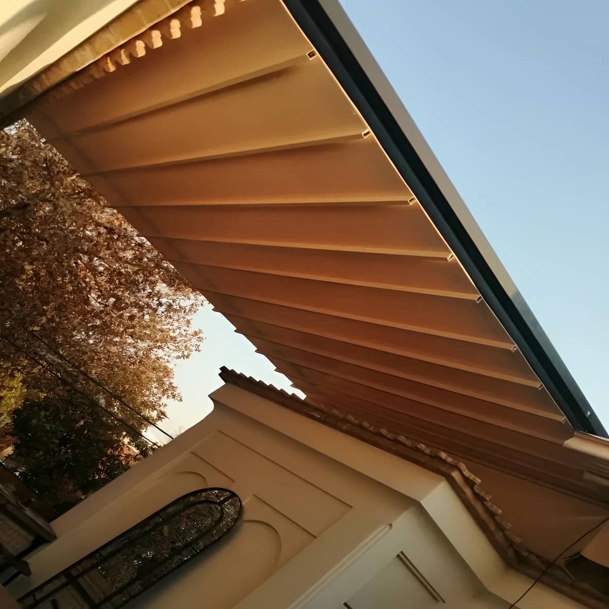سایبان برقی سبز تیره بالای ورودی استان گیلان مرکز فروش سایبان برقی مناسب اقلیم مرطوب در استان گیلان