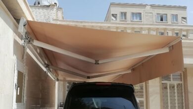 سایبان برقی طوسی بالای ورودی ساختمان استان سمنان