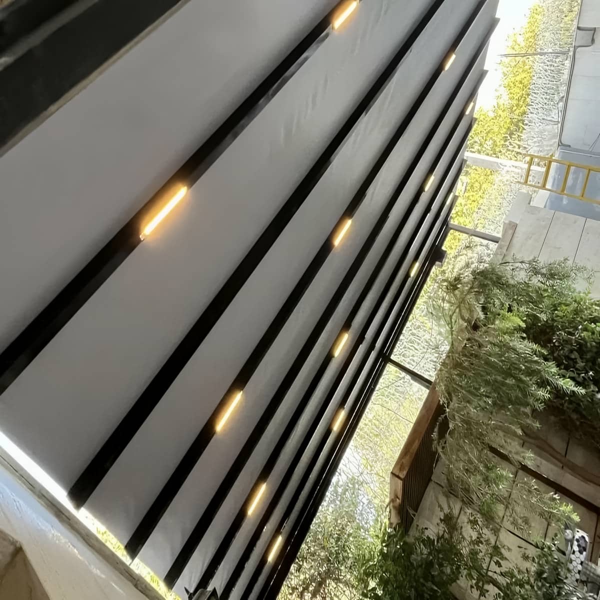 سایبان برقی کرم بالای سردر آجری قدیمی ایلام مرکز فروش سایبان برقی برای بازسازی ساختمانهای قدیمی در ایلام و حومه