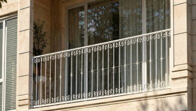 نرده بالکن آهنی سفید در استان آذربایجان غربی کنار در تراس