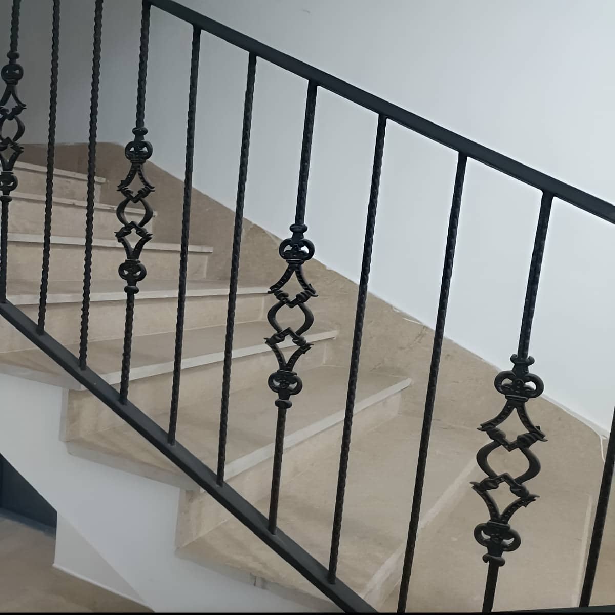 مرکز فروش نرده راه پله ایمن برای دهانه‌های بزرگ در کرمان و حومه