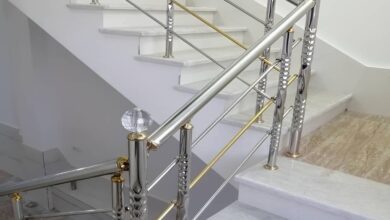 نرده راه پله استیل نصب شده کنار ورودی ساری